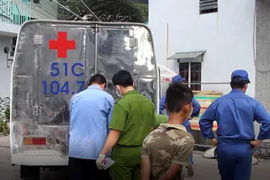 Lực lượng chức năng đưa thi thể về để tiếp tục điều tra​