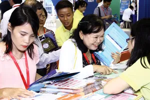 Du khách tham khảo tour của BenThanh Tourist