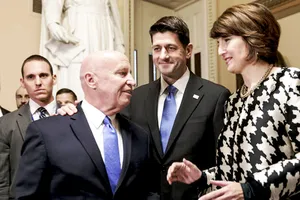 Các nghị sĩ thuộc đảng Cộng hòa trao đổi sau phiên bỏ phiếu tại Hạ viện