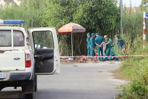 Công an phong toả khám nghiệm hiện trường. Ảnh: CHÍ THẠCH