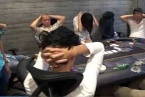 Các con bạc bị bắt giữ. Ảnh : CHÍ THẠCH