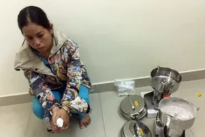 Đối tượng Hà cùng tang vật. Ảnh: CHÍ PHƯỚC