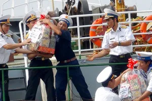 Tặng quân dân Trường Sa 40 tấn rau, củ