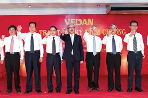 Ban Giám đốc Vedan chúc mừng toàn thể nhân viên tại buổi lễ