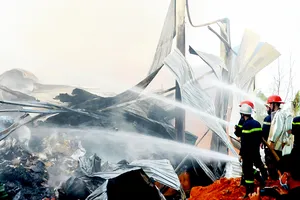 Cảnh sát PCCC TPHCM chữa cháy tại cơ sở phế liệu ở phường Long Trường, quận 9