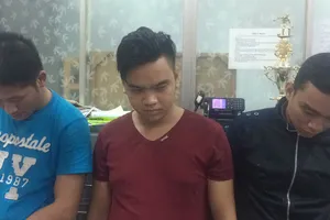 Ba đối tượng tại cơ quan công an. Ảnh: CHÍ THẠCH