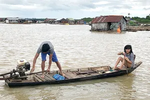 Khát vọng lên bờ an cư luôn cháy bỏng trong mỗi người dân nơi đây