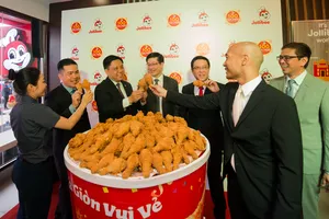 Lãnh đạo Tập đoàn Jollibee toàn cầu và Việt Nam thực hiện nghi thức truyền thống - nâng phần gà