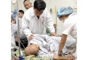 Các bệnh viện phải làm hồ sơ gấp để nhập thuốc Glivec viện trợ điều trị cho bệnh nhân ung thư máu. Ảnh: TTXVN