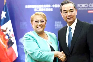 Tổng thống Chile Michelle Bachelet (trái) và Ngoại trưởng Trung Quốc Vương Nghị
