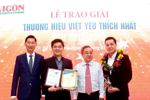 Ông Lại Minh Duy (thứ 2 từ bên trái sang) - Tổng Giám đốc TST tourist & Ông Nguyễn Văn Thi (ngoài cùng bên phải) - Trưởng phòng khối kinh doanh khách lẻ TST tourist nhận giải thưởng Thương hiệu Vàng 10 năm liên tiếp và giải thưởng Thương hiệu Việt yêu thí