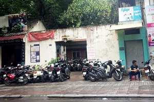 Bãi giữ xe trên vỉa hè đường Nguyễn Du, quận 1, TPHCM