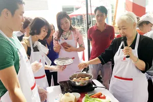 Chuyên gia ẩm thực Nguyễn Doãn Cẩm Vân hướng dẫn nấu món thịt kho trứng nước dừa