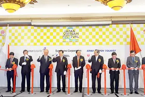 Các đại biểu tham dự lễ cắt băng khai mạc lễ hội Việt - Nhật lần thứ 5