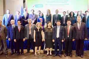 Lãnh đạo TP chụp ảnh lưu niệm với các ngoại giao đoàn. Ảnh: hcmcpv