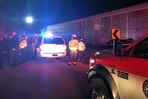 Các lực lượng cứu hộ tại hiện trường tai nạn xe lửa ở thành phố Cayce, quận Lexington, bang South Carolina, Mỹ, ngày 4-2-2018. Ảnh do Cảnh sát Lexington công bố