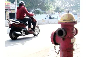 Một trụ nước chữa cháy “há miệng” do bị mất nắp trên đường Quang Trung, quận Gò Vấp