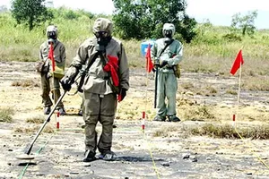 Lực lượng của Đoàn H8 công binh đang rà phá bom, mìn tại khu vực sân bay Đà Nẵng. Ảnh tư liệu