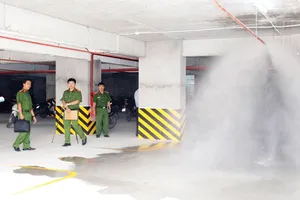 Kiểm tra hệ thống chữa cháy tự động tại tầng hầm một chung cư trên địa bàn quận 12, TPHCM. Ảnh: TUẤN VŨ