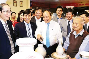 Thủ tướng Nguyễn Xuân Phúc đến thăm công ty cổ phần gốm Chu Đậu. Ảnh: TTXVN