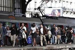 Hành khách buộc phải đi bộ, do nhân công đường sắt bãi công. Ảnh: AP