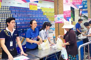 Nhân viên Saigon Co.op tận tâm phục vụ khách hàng