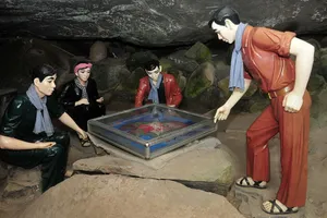 Một cụm tượng tái hiện lại những hoạt động của các chiến sĩ cách mạng trong động Kim Quang