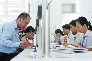 Cán bộ UBND quận 1 giải quyết hồ sơ cho người dân