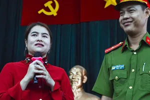 Cư dân xúc động khi gặp lại các chiến sĩ đã cứu mình