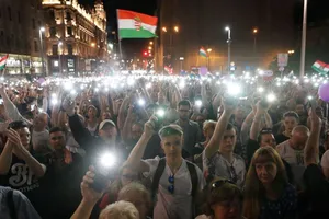 Người biểu tình tại Hungary đổ ra đường phố