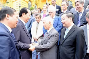 Chủ tịch nước Trần Đại Quang gặp gỡ, trao đổi thân mật cùng các nhà khoa học. Nguồn: VOV