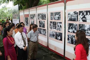 Các đại biểu tham quan triển lãm. Ảnh: TTXVN