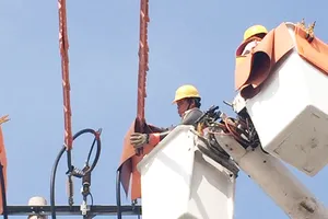 Công nhân EVNHCMC thi công trên đường dây đang mang điện (live-line)