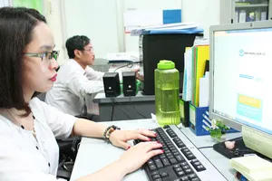 Nhân viên Sawaco xử lý công việc trên văn phòng điện tử 