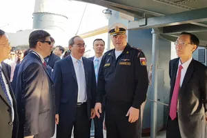 Đoàn đại biểu TPHCM nghe giới thiệu về lịch sử của chiến hạm Rạng Đông