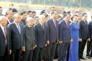 Sáng 18-5, Đoàn đại biểu Ban Chấp hành Trung ương Đảng, Nhà nước, Quốc hội, Chính phủ và  Ủy ban Trung ương MTTQ Việt Nam do Tổng Bí thư Nguyễn Phú Trọng dẫn đầu đặt vòng hoa và vào Lăng viếng Chủ tịch Hồ Chí Minh. Ảnh: TTXVN