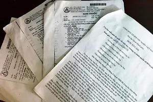 Đơn tố cáo vụ việc của ông Phúc gửi cơ quan chức năng và các đơn thuốc của bé L.A