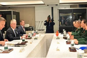 Bộ trưởng Quốc phòng Ngô Xuân Lịch trong cuộc gặp song phương với Bộ trưởng Quốc phòng Mỹ Jim Mattis