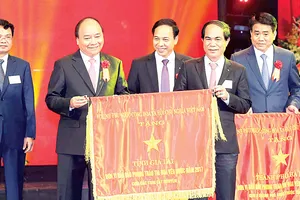 Thủ tướng Nguyễn Xuân Phúc tặng cờ thi đua của Chính phủ cho tỉnh Gia Lai, đơn vị dẫn đầu phong trào thi đua yêu nước năm 2017