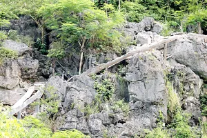 Hệ thống bậc thang này tại núi Cái Hạ sẽ tiếp tục được dỡ bỏ để trả lại nguyên trạng cảnh quan. Ảnh: TTXVN