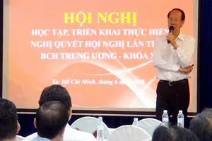 Phó Bí thư Thường trực Đảng ủy Tổng công ty Cấp nước Sài Gòn Dương Hồng Đệ quán triệt, triển khai Nghị quyết Trung ương 7