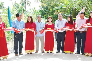 Cắt băng khánh thành cầu Cây Gáo ấp Hòa Hưng, xã Hòa Tân