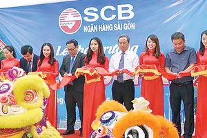 Các đại biểu cắt băng khai trương SCB Long Thành