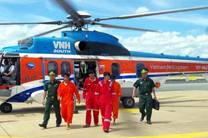 Dùng trực thăng đưa thuyền viên gặp nạn trên biển vào bờ