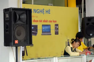 Loa phát nhạc công suất lớn tại một điểm bán sản phẩm điện tử. Ảnh: CAO THĂNG