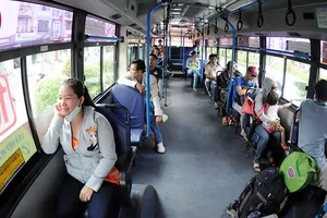 Hành khách đi xe buýt tuyến 104. Ảnh: CAO THĂNG