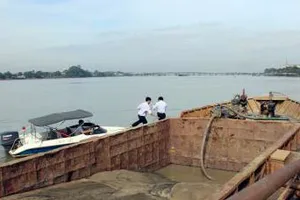Cưỡng chế phương tiện hút cát ở lòng hồ Dầu Tiếng