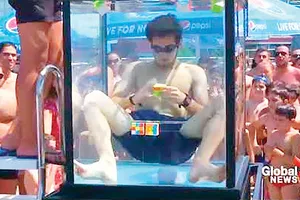 Kỷ lục mới về chơi Rubik trong khi lặn