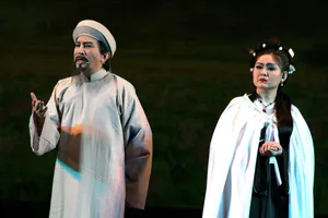 NSƯT Kim Tử Long và NS Trinh Trinh trong vở Rạng ngọc Côn Sơn