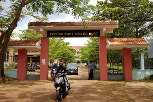 Học sinh dẫn người vào trường đánh giáo viên 